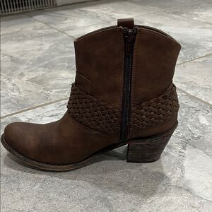 Elegant Brown Ankle Boots with Braided Accent